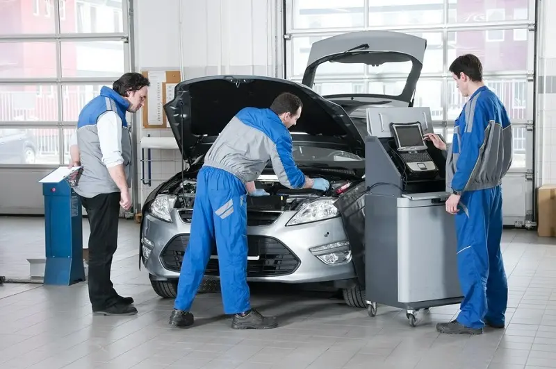 Mężczyźni przy samochodzie