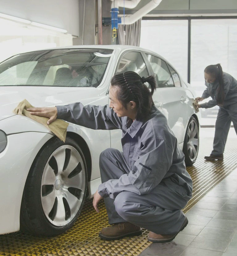 Prace przy samochodzie