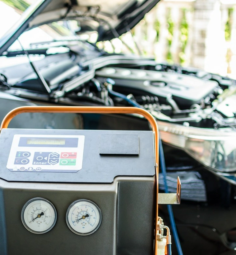 Samochód z&nbsp;otwartą maską