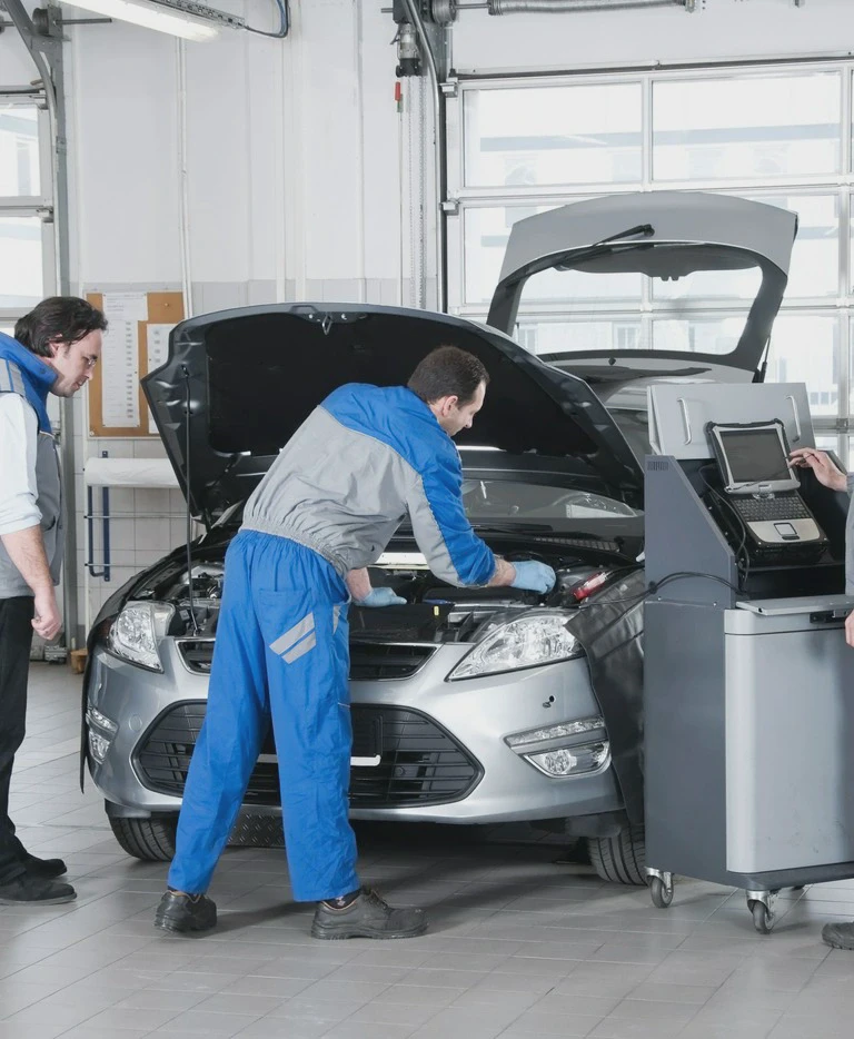 Prace przy samochodzie