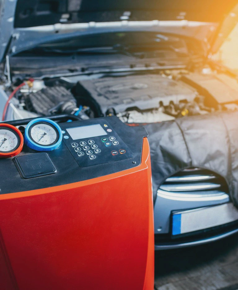 Samochód z&nbsp;otwartą maską